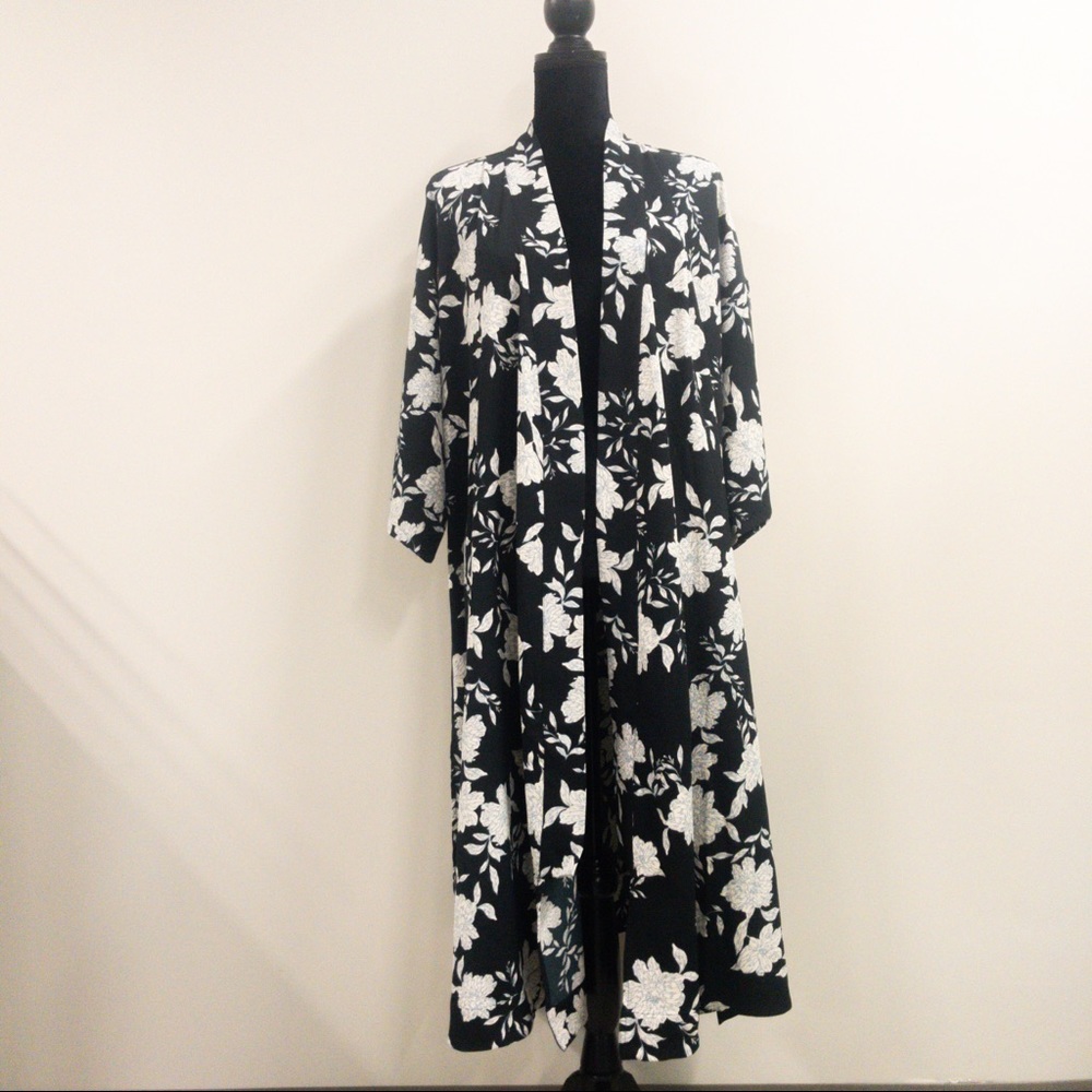 Treasure & Bond Navy and White Floral Cape